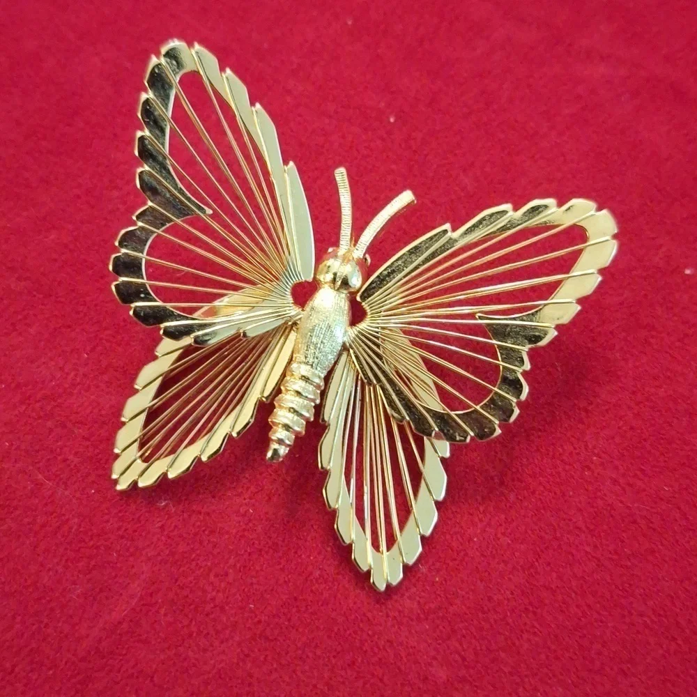 Vintage Monet butterfly brooch gold tone wire wings insect moth jewelry pin - Picture 3 of 10